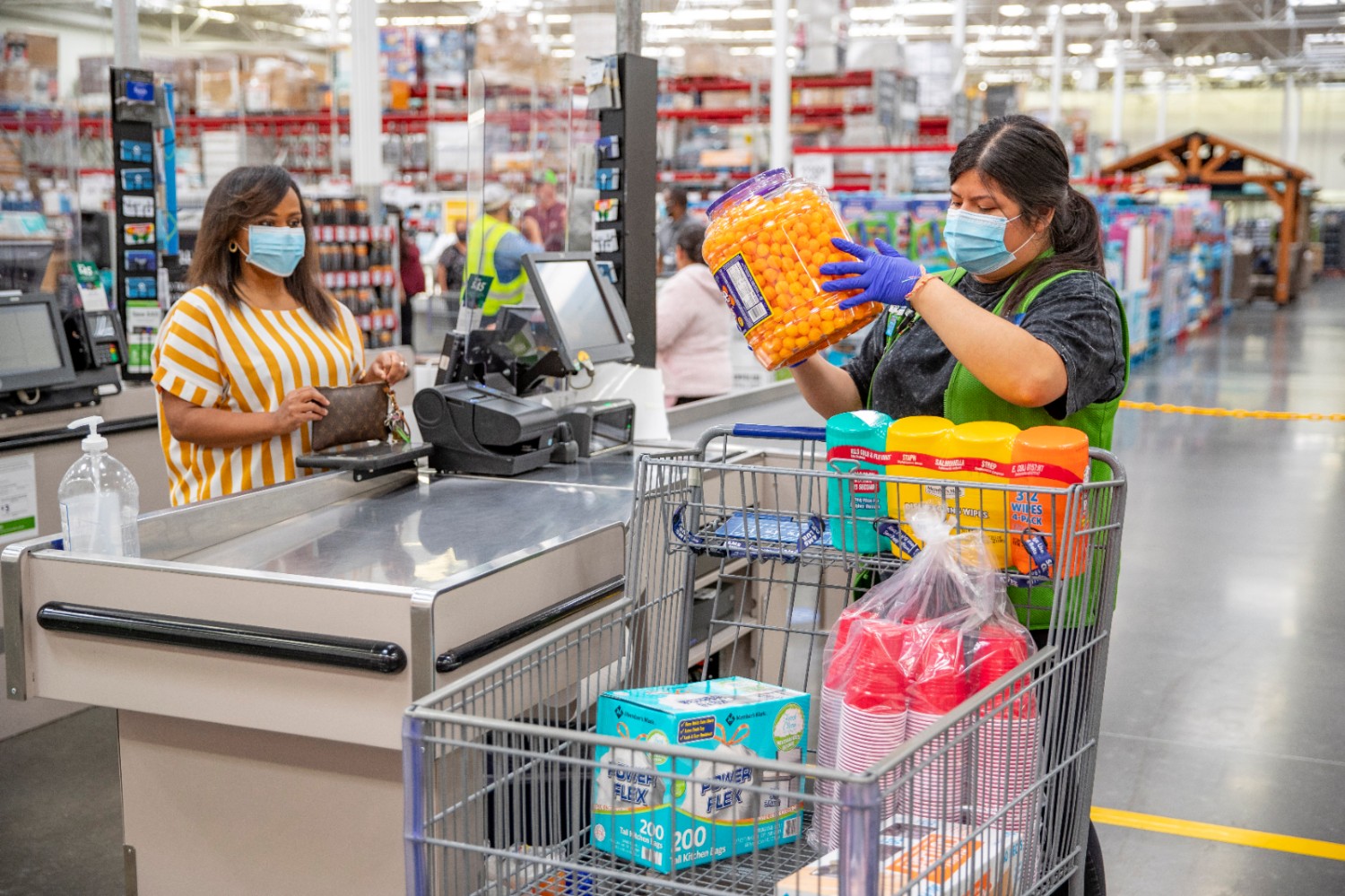 https://corporate.walmart.com/content/corporate/en_us/about/samsclub/business/a-simple-step-to-help-keep-you-safe-walmart-and-sams-club-require-shoppers-to-wear-face-coverings/jcr:content/par/image_7.img.jpg/1692735984500.jpg