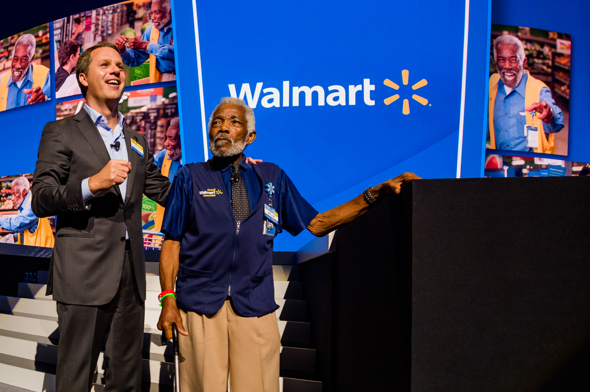 Doug McMillon talks about great customer service with Willie Perkins at the 2017 Shareholders meeting